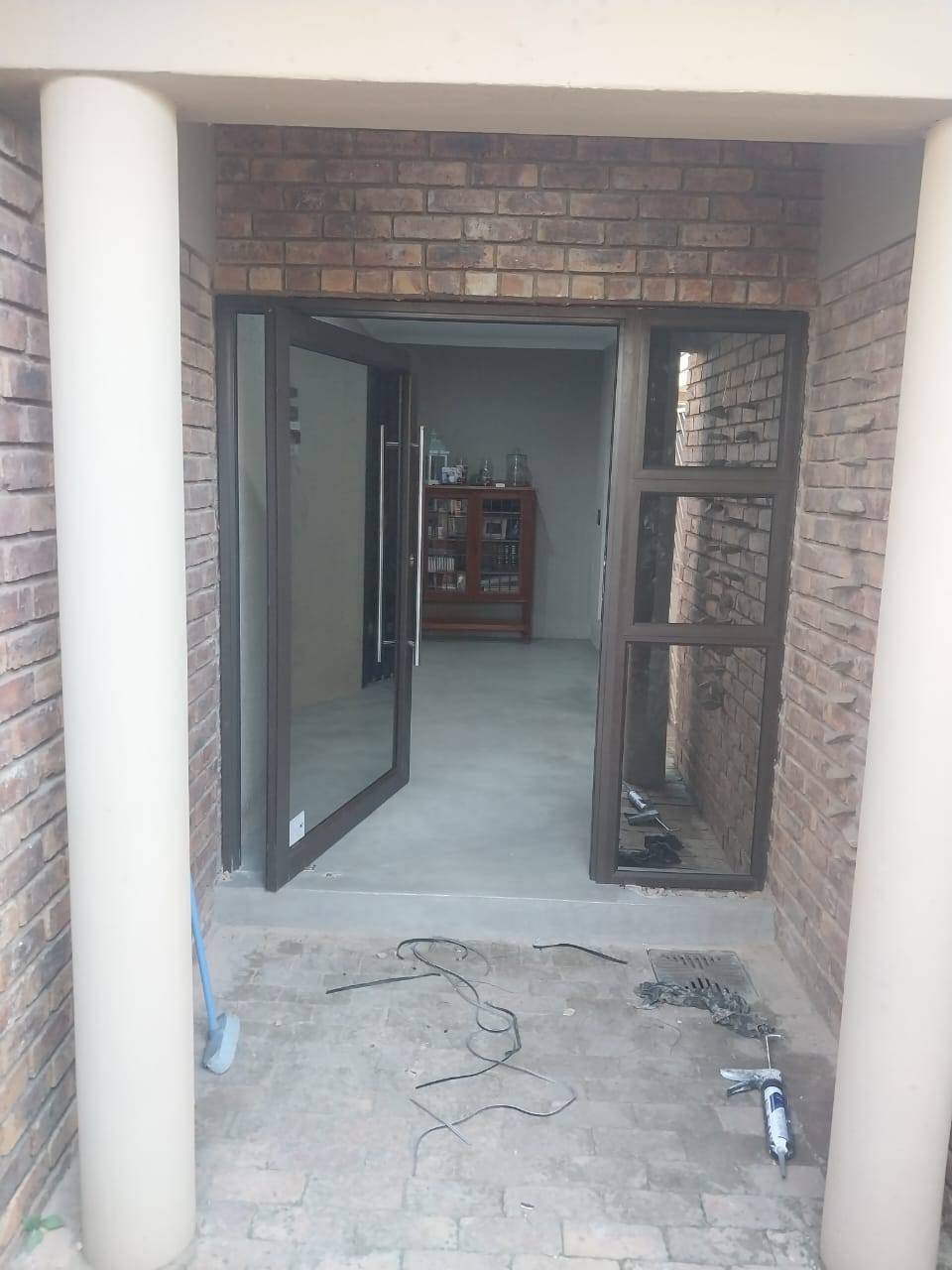 collen aluminium & glass pivot doors
